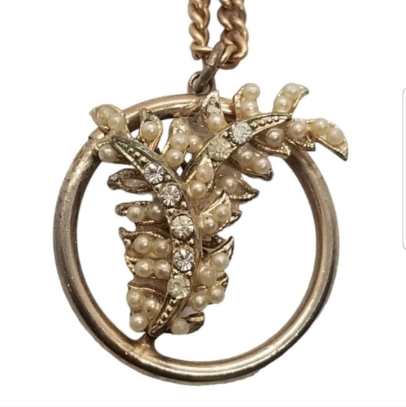 VINTAGE GOLDTONED FOLIAGE PENDANT NECKLACE DETAILED WITH FAUX PEARLS & CRYSTALS - Picture 1 of 6